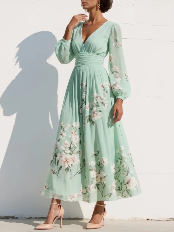 Arianna | Lichtgroene midi-jurk met v-hals en geplooide bloemenprint