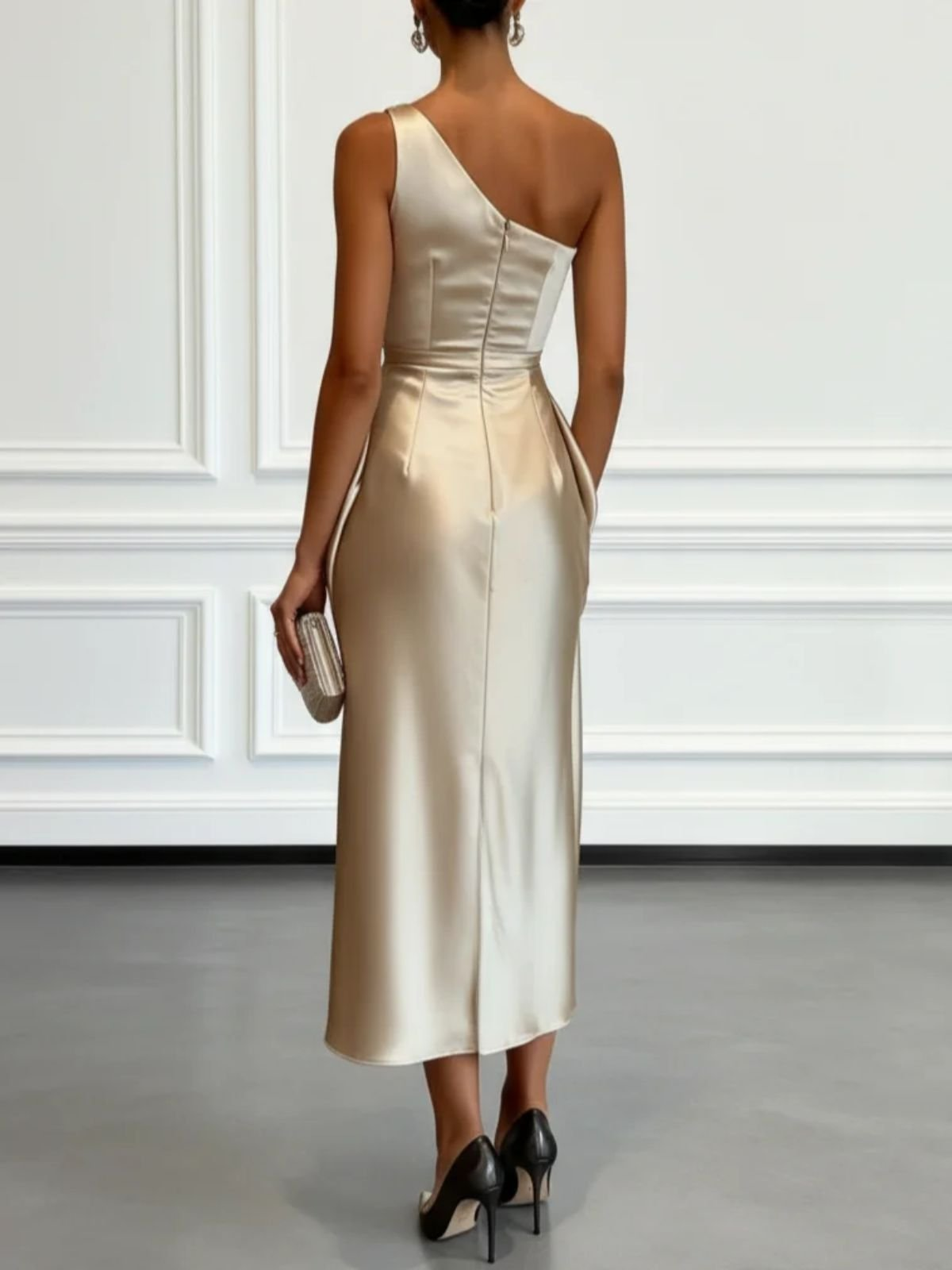 Christine | Mouwloze midi-jurk in champagnekleur met één schouder en ruches