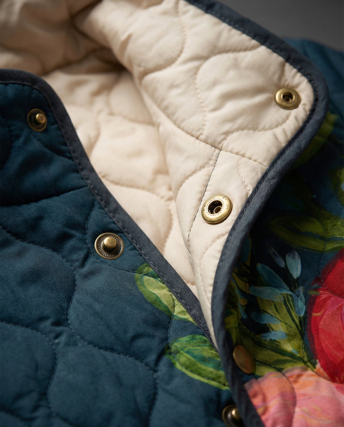 Amanda | Gewatteerd jasje met vintage bloemenprint